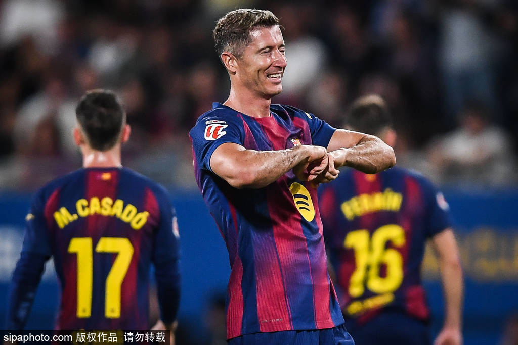 ae, 鲁伊夫球场, 名费