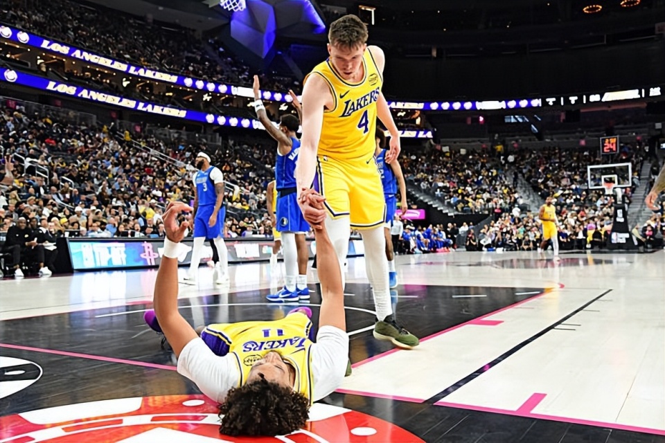 大学的侧翼, 现年